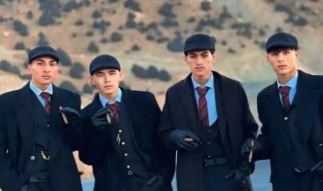 В Афганистане задержали четырёх друзей за одежду в стиле Острых козырьков Peaky Blinders Министерство по поощрению добродетели и предупреждению порока заявило что такие действия распространяют чуждую афганской культуре западную моду и противоречат исламу и традициям страны Хотя официально молодые люди не были арестованы им было рекомендовано прекратить такое поведение и пройти реабилитационную программу Актуальные новости из Центральной Азии fergananews