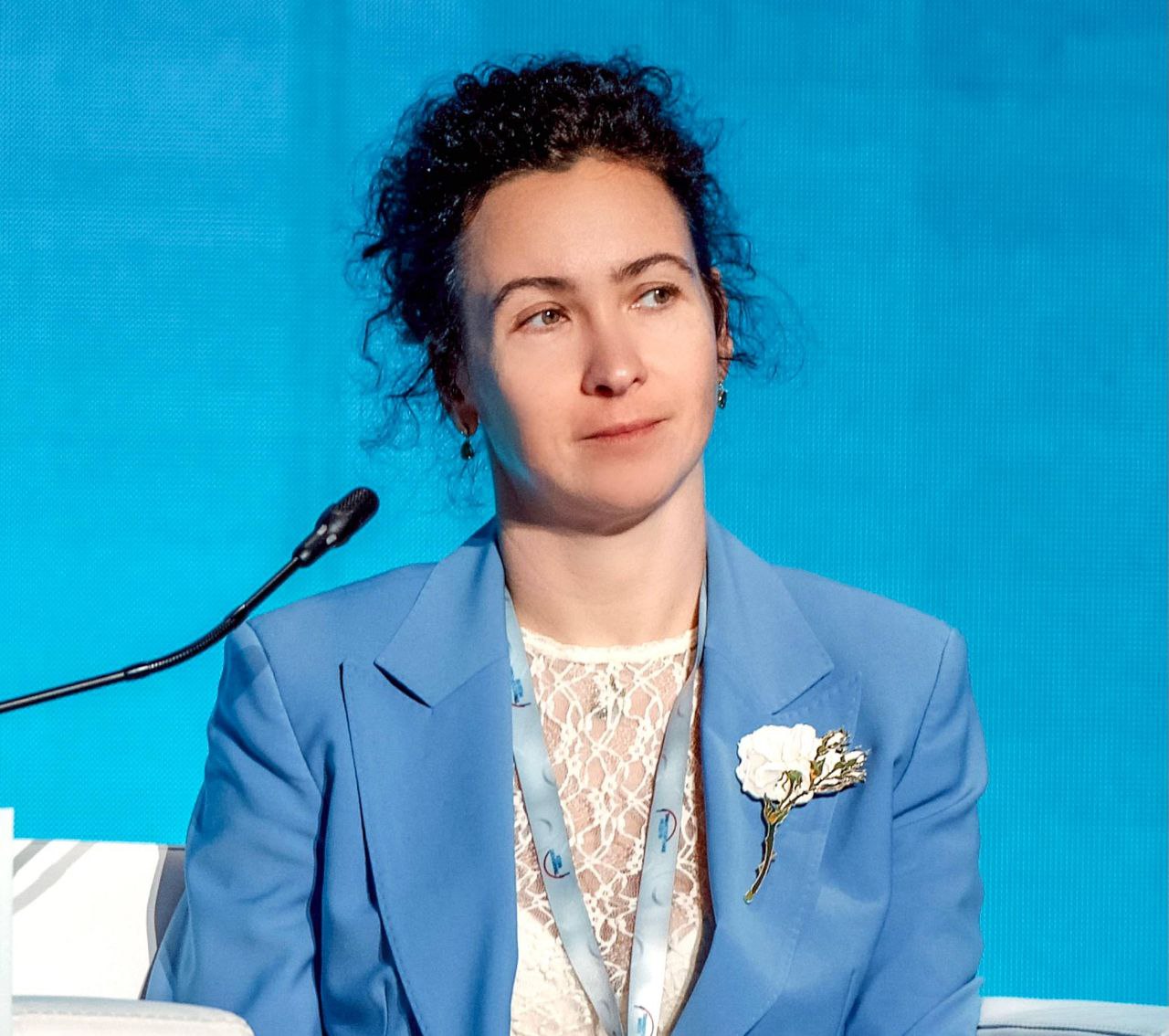 Российские порты имеют двукратный резерв мощностей Спрос на экспортные перевозки и профицит морской инфраструктуры превалируют над возможностями железной дороги Об этом на полях форума Транспорт России рассказала генеральный директор ООО Универсальная логистика управляет АО Ростерминалуголь Ирина Ольховская Профицит мощностей только морских угольных терминалов в сумме составляет 196 млн тонн Из них на северо западные порты приходится 63 млн тонн на дальневосточные 80 млн тонн По прогнозу к 2030 году разрыв между перегрузочной мощностью портов России и доступной мощностью железных дорог вырастет до 232 млн тонн Мы не говорим о необходимости инвестировать в развитие портовой инфраструктуры Частные компании порты терминалы уже провели непростую работу вложили сотни миллиардов рублей в развитие мощностей портов отметила Ирина Ольховская По мнению эксперта для задействования уже достигнутых портовых мощностей необходимо увеличение текущих показателей пропускной и провозной способности железных дорог Поэтому критически важно реализовать их развитие прежде всего в направлении дальневосточного бассейна Именно он является доступом в Азиатско Тихоокеанский регион На те рынки которые сегодня стали основными для нашей страны Ростерминалуголь