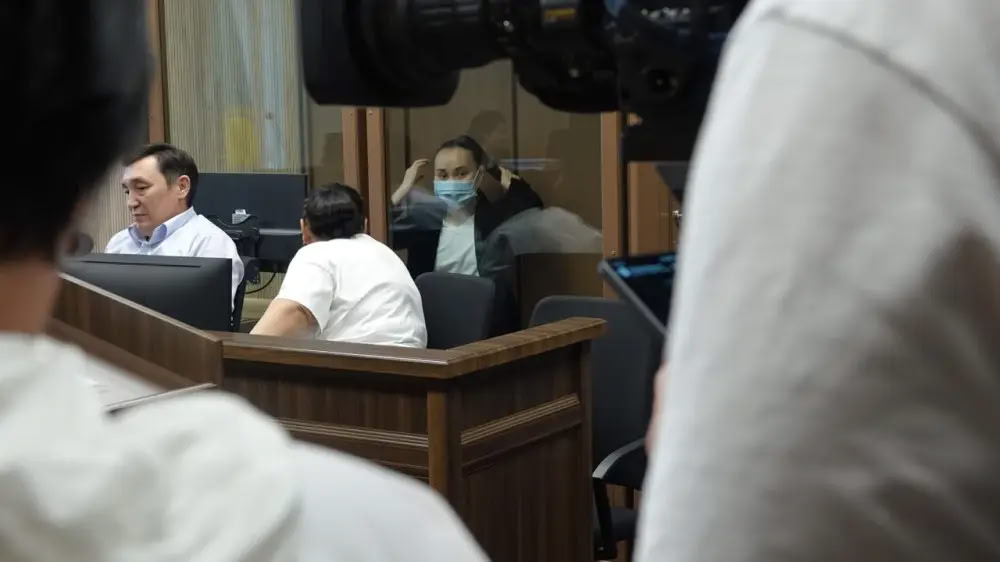 На суде в Казахстане обвинение запросило 10 лет лишения свободы для Перизат Кайрат. На суде в Астане гособвинители запросили 10 лет лишения свободы для общественницы Перизат Кайрат и 8 лет заключения для её матери Гани Алашбаевой по обвинению в мошенничестве и отмывании денежных средств в особо крупном размере. Обвинение также просит конфисковать имущество Перизат Кайрат и запретить ей иметь дела с благотворительностью на 10 лет. Прокуроры обосновали свою позицию масштабом хищений и подрывом доверия к благотворительным институтам, подчеркнув отсутствие у подсудимых раскаяния и попыток возместить ущерб. Перизат Кайрат и её мать обвиняются по трём эпизодам преступной деятельности: мошенничество под видом помощи детям с инвалидностью, сбор средств якобы для пострадавших на Ближнем Востоке и для жертв паводков в Казахстане. Квалификация включает мошенничество в особо крупном размере и легализацию средств, полученных преступным путём. О масштабе предполагаемых хищений свидетельствует внушительный список подлежащего конфискации имущества: автомобили премиум-класса, элитная недвижимость в Астане и более 56 млн тенге наличными и дебиторской задолженностью. Перизат Кайрат — казахстанская общественная деятельница и предприниматель, известная как учредитель и глава благотворительного фонда, созданного в июне 2021 года. В ноябре 2024 года её задержали по обвинению в хищении более 1,5 млрд тенге, собранных для помощи пострадавшим от паводков. Впоследствии в деле появились другие эпизоды. Перизат Кайрат и её мать не признали вину. На суде допрос подсудимых проходил в закрытом режиме в связи с рассмотрением конфиденциальных данных, включая документы, содержащие банковскую тайну.
