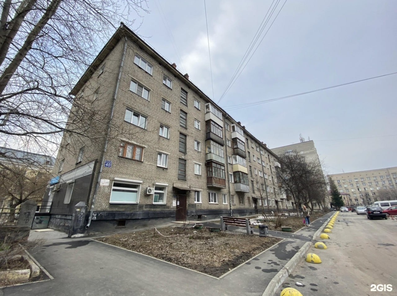 Рядом с домом на Театральной, 40 разрушается ливневка. Из-за этого там хотят ввести режим повышенной готовности. Теперь специалистам «Гормоста» необходимо установить можно ли починить систему водоотвода и решить, как будут устранять затопления дворов и подвалов. Фото: Эдуард Тарбеев / 2ГИС Поддержать редакцию голосом