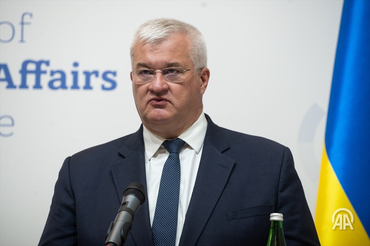 Глава МИД Украины: Зеленский поставил четкие задачи для усиления международного давления на РФ Президент Украины Владимир Зеленский поставил четкие задачи для усиления международного давления на РФ в течение следующего месяца. Об этом министр иностранных дел Украины Андрей Сибига заявил в субботу, 21 июня, в эфире национального телемарафона «Единые новости». «Перед нами – важный месяц. Луна давления на агрессора. Месяц полной дипломатической мобилизации, полного привлечения дипломатии с целью приближения справедливого и устойчивого мира для Украины», — заявил глава МИД. Министр подчеркнул, что ключевой задачей является ограничение способности России «производить средства террора». Дипломатическая система мобилизует все усилия накануне важных мер, в частности, саммитов ЕС и НАТО на следующей неделе. «Следующий месяц должен стать месяцем давления на Россию. Санкционное давление. Принятие новых санкционных пактов как на уровне ЕС, так и на уровне национальных правительств. Если Путин и его приспешники вызывающе отвергают мирные усилия, отвергают перемирие, отвергают все — они должны испытать разрушительные экономические удары. Подчеркиваю — разрушительные», — подчеркнул он. Сибига детализировал, что речь идет прежде всего о снижении потолка цены на нефть, усилении вторичных санкций, закрытии путей обхода ограничений и доступе России к компонентам для оружия. ↘ Подробнее на нашем сайте: v.aa.com.tr/3607324 24/7 в сутки с Агентством «Анадолу»