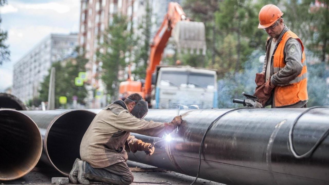 Власти объяснили рекордный рост тарифов ЖКХ необходимостью полной замены инфраструктуры  Рекордное подорожание коммунальных тарифов связано с необходимостью собрать 4,5 трлн рублей на модернизацию инфраструктуры, заявила зампред комитета Госдумы по строительству и ЖКХ Светлана Разворотнева.  Коммунальная инфраструктура, которая создавалась в советское время, исчерпала свой срок годности. К 2030 году нам её нужно полностью обновить.  — заявила Светлана Разворотнева.