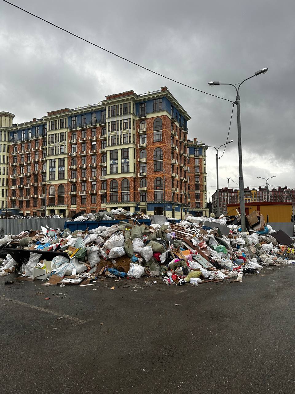 #прислали  В течение последних нескольких месяцев дорога и парковка в подмосковном ЖК «Видный город»  достраивал Фонд развития территорий  стали местом скопления мусора  По словам жителей, ситуация стала неприемлемой: огромные завалы, крысы, вонь! Мусор накапливается на дороге и вокруг контейнеров для мусора, привлекая крыс и других вредителей.