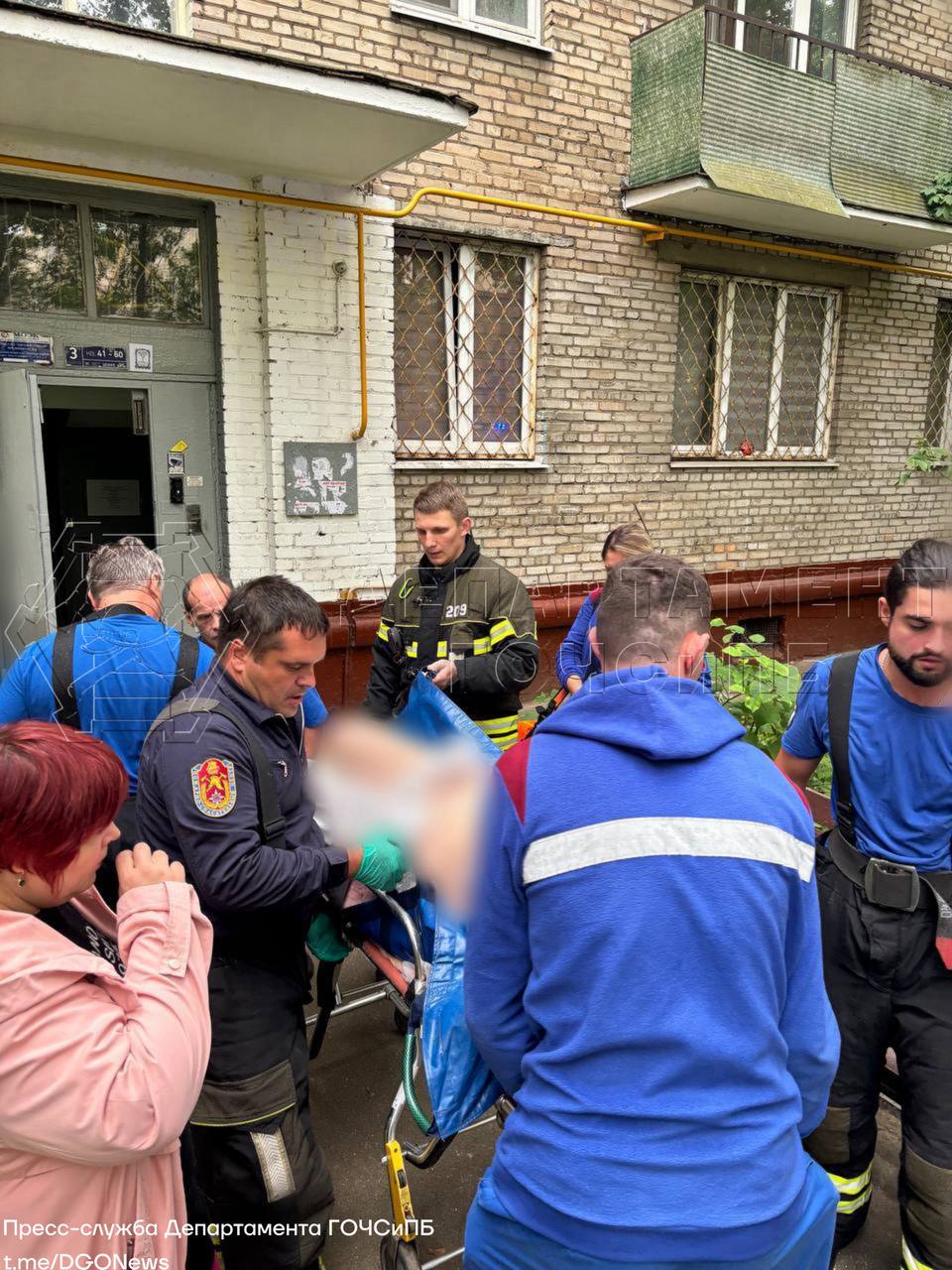Транспортировали мужчину с избыточным весом в машину скорой помощи 3 сентября в 08 55 в Службу 112 Москвы поступило сообщение медицинским работникам необходима помощь на улице Академика Скрябина Тяжелобольного мужчину с избыточным весом нужно транспортировать в машину скорой медицинской помощи На место прибыл расчёт пожарно спасательного отряда 209 имени полковника А А Жебелева столичного Пожарно спасательного центра Пожарные аккуратно поместили мужчину на бескаркасные носилки и транспортировали больного по лестнице с пятого этажа до автомобиля скорой помощи для дальнейшей госпитализации дгочс псц пожарныеМосквы