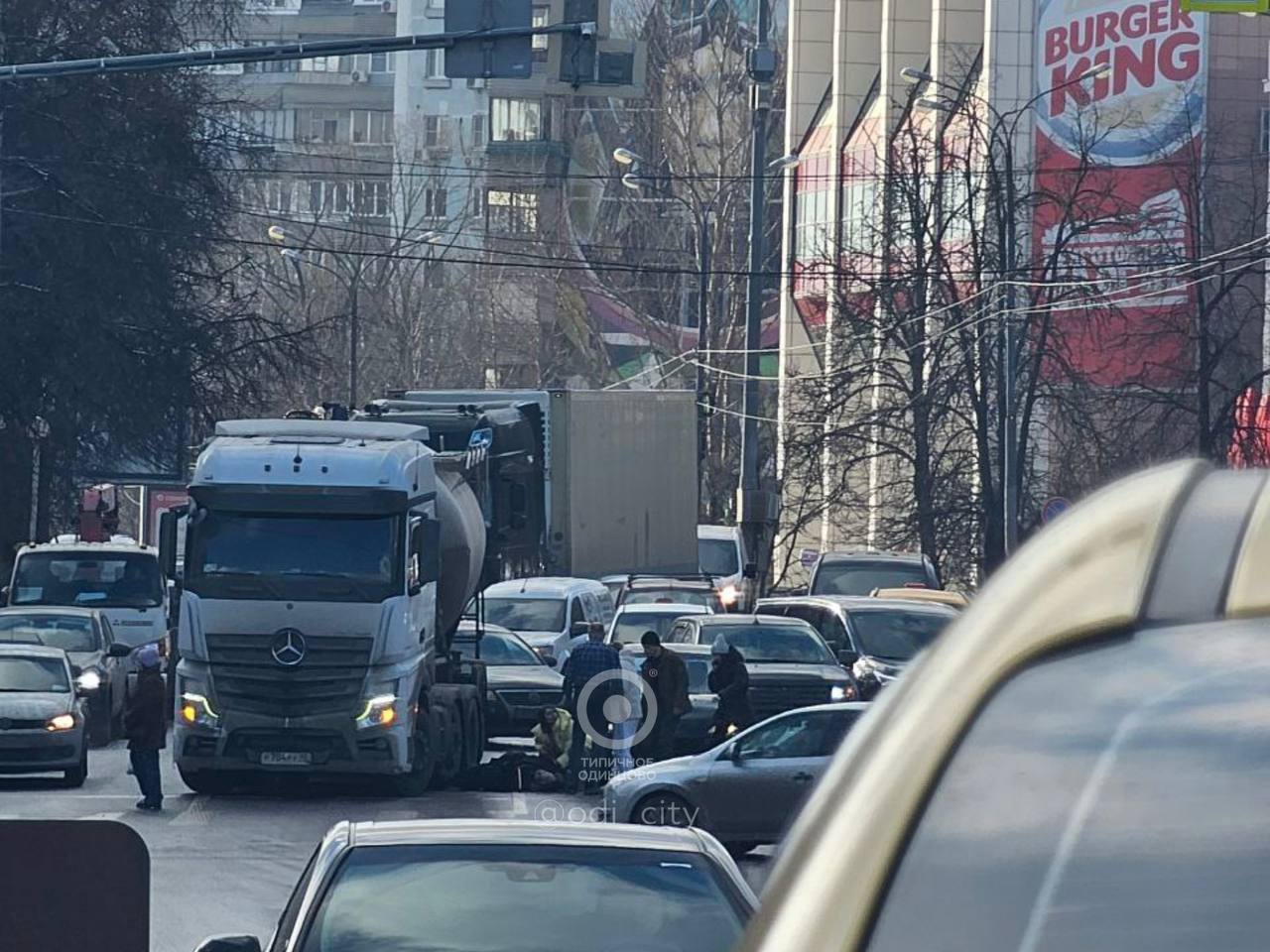 На Можайском шоссе в районе ТЦ «Дубрава» на проезжей части лежит человек   Предположительно, его сбил автомобиль.