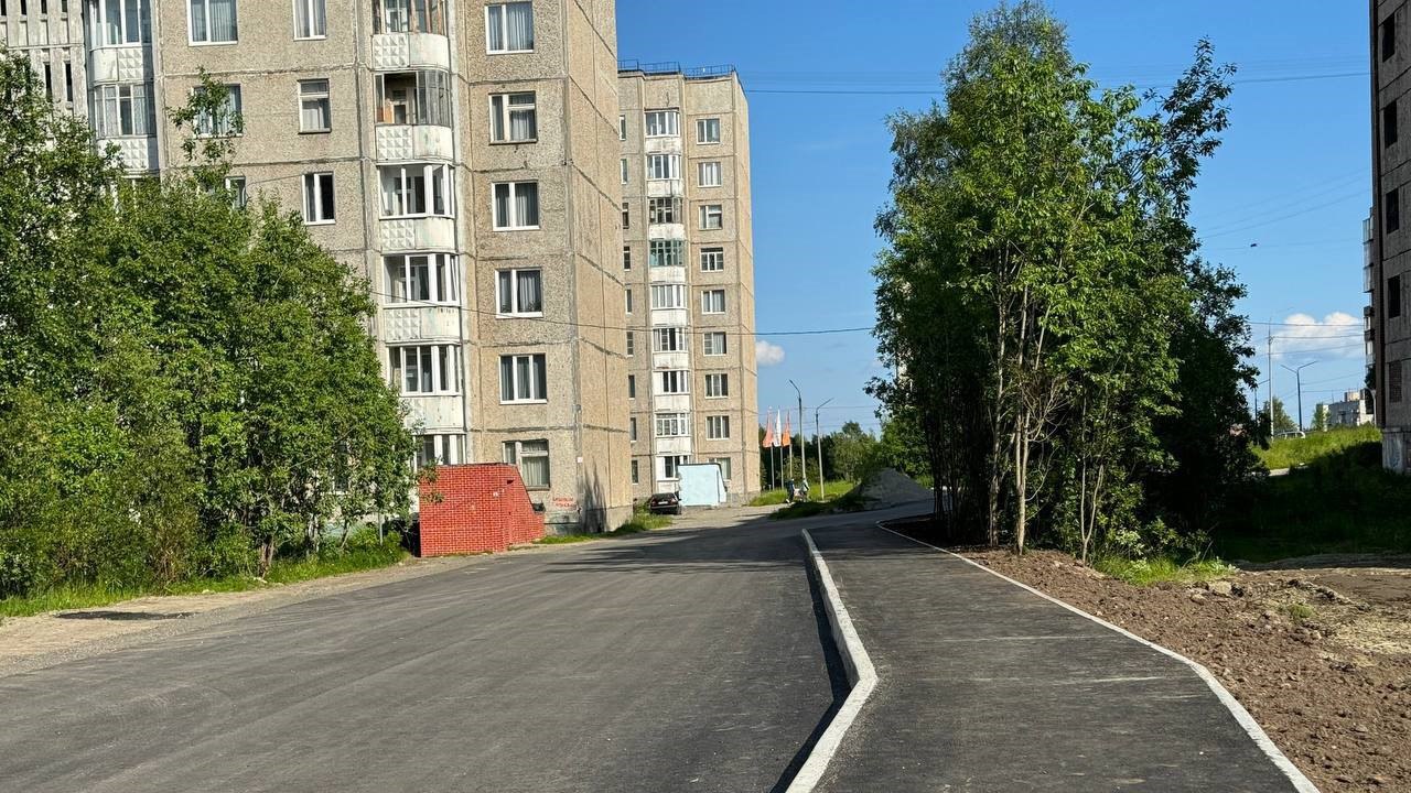 Дорожная кампания в Оленегорске вышла на финишную прямую По плану "На Севере — жить!" на Западной улице обновили проезжую часть, тротуары и бортовой камень, работы завершены на 100%, сообщили в минтрансе Мурманской области. На улице Восточной готовность работ составляет 98%, на участке между Восточной и Строительной — 90%. Дорожники укладывают основной слой асфальта, затем приступят к установке столбов освещения и оборудования для регулировки движения. Фото: правительство Мурманской области Подпишись — Вести Мурман