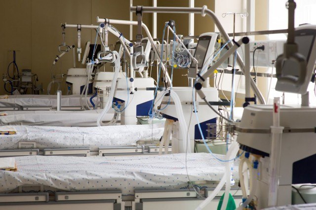 Минздрав Проект медицинского центра в Советске необходимо корректировать Деньги на уточнение документации и начало строительства заложили в проект бюджета на 2026 год Существующий проект центра необходимо скорректировать в соответствии с задачами и количеством обслуживаемого населения сообщили в региональном Минздраве Согласно проекту бюджета на подготовку документации и строительство медцентра на 2026 год предусматривается 2 26 млрд рублей на 2027 й 2 98 миллиарда Основную часть выделяют федеральные власти Из регионального бюджета направят 1 38 миллиарда Комплекс планируют построить на улице Цветочной Общая площадь медцентра составит 21 5 тысячи квадратных метров Он будет обслуживать население Советского Славского Краснознаменского и Неманского округов Подписаться на Калининград Ru