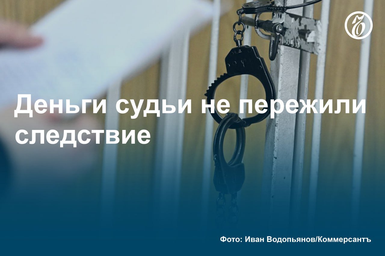 Как стало известно «Ъ», уголовное дело в отношении бывшего председателя Советского райсуда Ростова-на-Дону Елены Коблевой, обвиняемой в получении взятки, будет рассмотрено по существу в Краснодаре.   При этом один из фигурантов расследования, давший показания на остальных, получит срок отдельно и в особом порядке, а другой и вовсе собрался отправиться из суда на СВО.   Что касается главной фигурантки, судьи Коблевой, то во время изучения вещдоков выяснилось, что исчезла часть денег, изъятых у нее дома во время обыска. Купюры были упакованы в специальный сейф-пакет, однако при вскрытии их там не оказалось. Утрату зафиксировали, и по этому поводу, по некоторым данным, проводится служебная проверка. Подробности — в материале «Ъ».  #Ъузнал