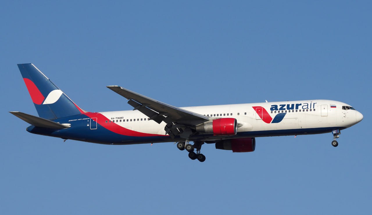 Около 300 россиян застряли на Пхукете из за поломки шасси у самолёта Azur Air Их вылет задержали более чем на сутки По информации SHOT рейс в Минеральные Воды отложен на 33 часа Изначально самолёт должен был вылететь 23 февраля в 21 45 по местному времени 17 45 мск Однако как нам стало известно у Boeing 767 300 выявили проблемы со стойкой шасси из за чего самолёт не смог вылететь в Россию В Azur Air нам сообщили что рейс планируется отправить 25 февраля в 6 40 по местному времени 2 40 мск Пассажирам предоставлены горячее питание и напитки все они размещены в гостиницах Подписывайся на SHOT Прислать новость