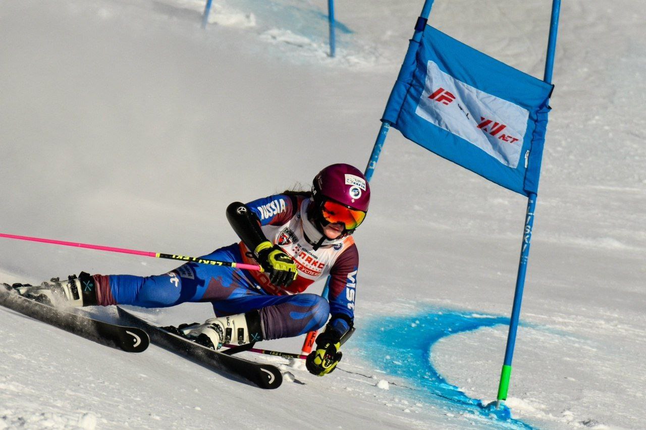 Юлия Мельникова завоевала ещё одно золото Кубка России по горнолыжному спорту Спортсменка из Кировска показала лучшее время по итогам двух заездов в дисциплине слалом гигант на соревнованиях в Красноярске Кристина Гусева и Екатерина Круковская заняли 6 и 7 места соответственно В декабре прошлого года Юлия завоевала две золотые медали в дисциплине слалом а также серебряную и бронзовую медали в дисциплине слалом гигант на этапах Кубка России по горнолыжному спорту Тренируют талантливую спортсменку Ирина и Борис Аники Фото Российская федерация горнолыжного спорта