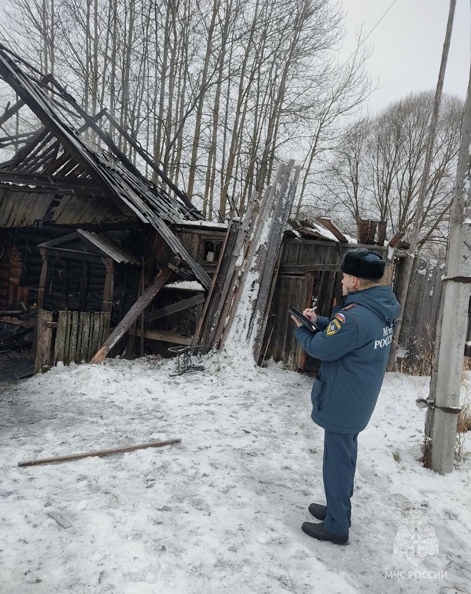 Мужчина погиб на пожаре в Выксунском районе  Личный жилой дом загорелся в селе Новодмитриевка. Пожарные МЧС России потушили огонь на площади 60 квадратных метров. На месте пожара было обнаружено тело 63-летнего мужчины. Пожарного извещателя в доме не было.  Предполагаемая причина трагедии - неисправность электрооборудования.   МЧС России предупреждает:  не оставляй включенные электроприборы без присмотра;   не используй неисправное электрооборудование;   не перегружай электросеть;  установи в доме пожарный извещатель - прибор громким звуком оповестит о задымлении и даст шанс на спасение!   Твоя безопасность - твоя ответственность!