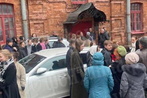 В общежитии обнаружили сауну и массажный стол — студентов начали выселять городские власти. Речь об общежитии университета традиционных художественных промыслов. По словам сотрудников вуза, сауной они не пользовались — она осталась от музея Исаакиевского собора, занимавшего здание до 2004 года. Первый Питерский