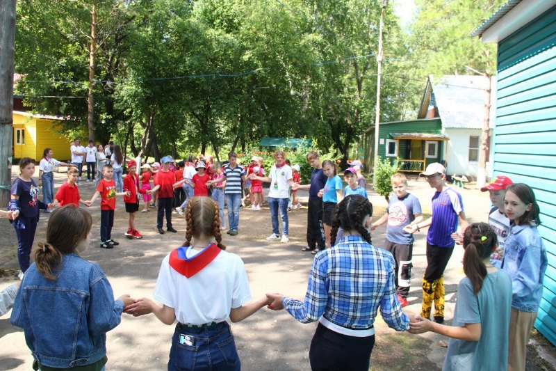 Названы главные опасности омских детских лагерей К проведению летней оздоровительной кампании 2025 года идет подготовка сейчас в Омской области, все службы и ведомства проверяют сейчас детские оздоровительные лагеря. Как сообщается в Главном управлении МЧС России по Омской области, на учете состоят 580 лагерей всех форм собственности, из них 32 - загородных. Особое внимание уделено учреждениям детского отдыха, подверженных угрозе лесных и ландшафтных природных пожаров. Их в регионе 22. - По нормативам вокруг лагеря должна иметься минерализованная полоса шириной не менее 1,4 метра, а также скошена трава и убрана территория от сухой растительности как вокруг лагеря, так и на его территории, – сообщают в МЧС. Сейчас сотрудники территориального отдела надзорной деятельности и профилактической работы проверяют лагеря.