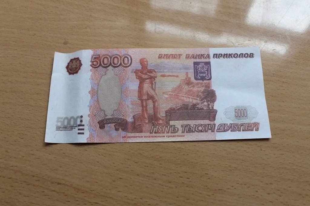 Пассажир пытался расплатиться поддельной купюрой в автобусе Владивостока Во Владивостоке произошел инцидент 37 летний мужчина из Артема решил оплатить проезд в автобусе банкнотой 5 тысяч дублей Водитель транспорта не растерялся увидев явную подделку нажал тревожную кнопку и заблокировал двери На место прибыли сотрудники Росгвардии и задержали мужчину Теперь пассажиру грозит уголовное дело по статье о мошенничестве Источник   Подпишись Пришли Отзыв