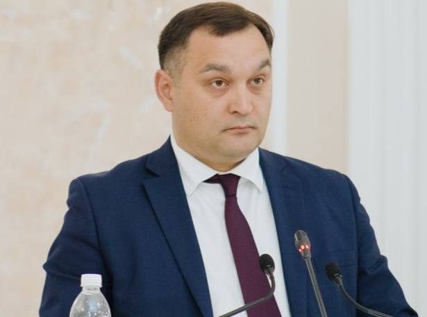 Задержан экс-министр образования Пензенской области Бывшего министра образования Пензенской области Алексея Комарова задержали на территории Москвы. Он подозревается в злоупотреблении служебным положением в корыстных целях. Следствие предполагает, что Комаров взялся за продвижение интересов одной из коммерческих организаций в Пензенской области. За свое содействие бывший министр получил 16 миллионов рублей. Работу по задержанию провели сотрудники УФСБ России по Пензенской области. На данный момент решается вопрос о выборе меры пресечения для потенциального фигуранта. Некоторое время Комаров работал советником губернатора региона. Эта должность была для него последней — на ней он продержался всего две недели.