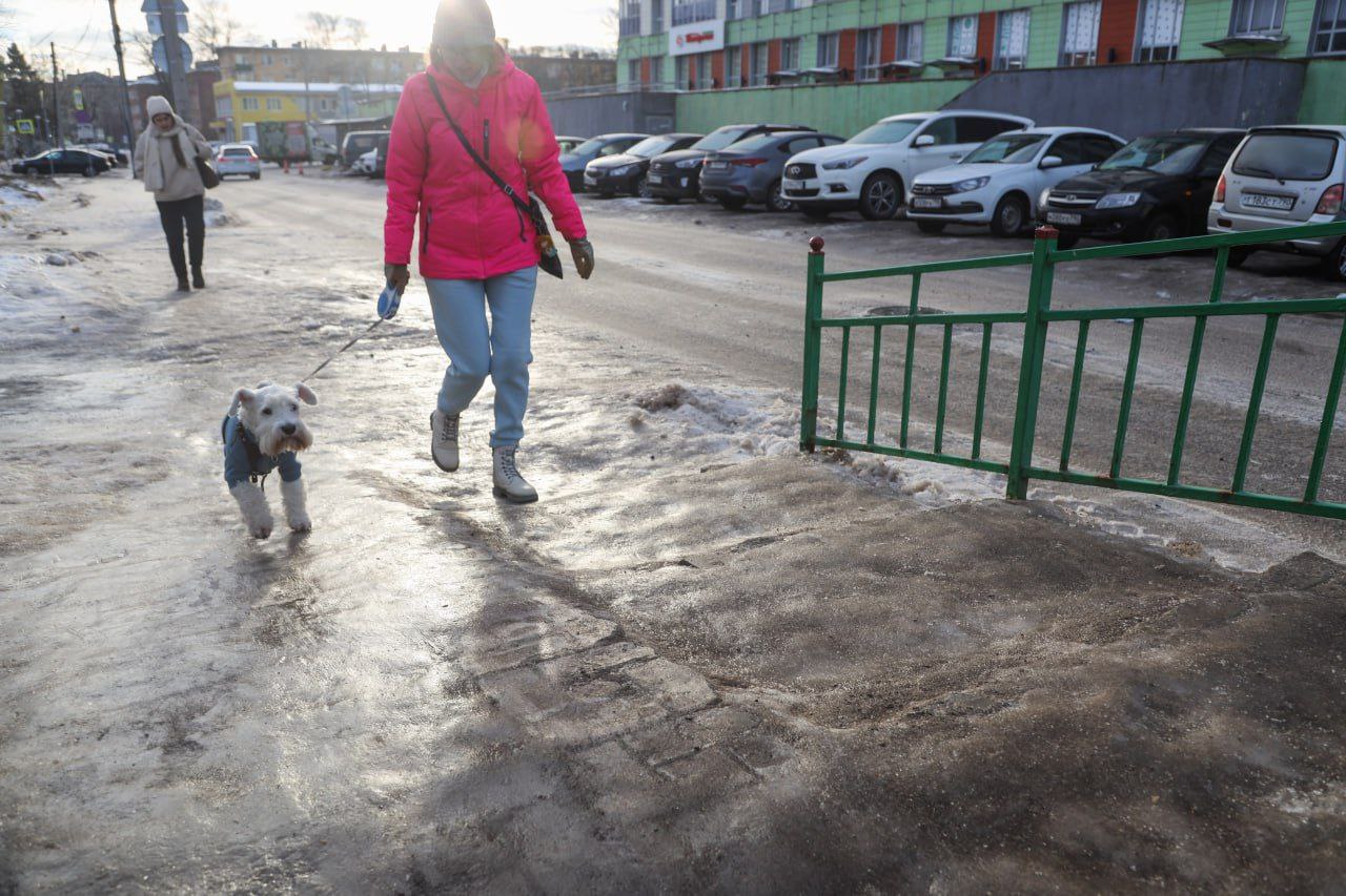 В Сергиево-Посадском округе к выходным растает снег  Синоптики сообщают:  к выходным в городах Подмосковья может полностью растаять снег. Температура остаётся выше климатической нормы, а в субботу будет и вовсе до +3С.  Из-за прошедшего ранее ледяного дождя сохраняется гололедица. Снегопады, согласно прогнозам, вернутся в Московскую область через неделю.