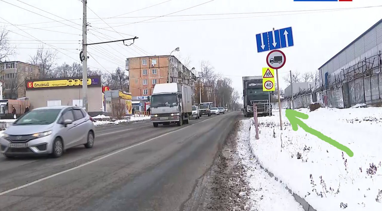 Сотрудники ГАИ регулярно проезжающие по улице Калараша не замечают постоянное нарушение правил водителями грузовиков Те внаглую едут по Калараша в сторону Проспекта в нарушение требований знака Проезд грузовым автомобилям запрещен Или в нарушение ПДД паркуются на левой стороне дороги