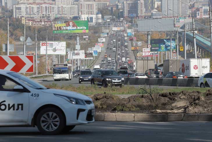 Названа дата возобновления шестиполосного движения по Октябрьскому мосту  В настоящее время МКУ «Гормост» контролирует ход работ по возобновлению шестиполосного движения по Октябрьскому мосту через реку Обь в Новосибирске. Основные работы близки к завершению, заявил мэр Максим Кудрявцев на оперативном совещании в областном правительстве 21 октября.  «Подрядчик обещают выполнить все работы досрочно и открыть движение в середине ноября»,   – отметил градоначальник.  Напомним, что шестиполосное движение на Димитровском мосту открыто с 17 октября. Чтобы быстрее завершить работы, в дневное время использовалась специализированная техника, одна из полос моста была закрыта для движения транспорта. Новый подрядчик в кратчайшие сроки выполнил работы по асфальтированию.   «В следующем году планируется продолжить ремонтные работы», – добавил Кудрявцев.