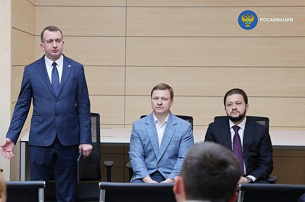 В Домодедово представили нового управляющего директора аэропорта Нового генерального директора компании «Домодедово Эрфилд» – Андрея Иванова – представили руководителям структурных подразделений воздушной гавани в понедельник, 23 июня. Об этом сообщает AVIA.RU со ссылкой на данные пресс-службы Росавиации. Как напоминают в ведомстве, «Домодедово Эрфилд» с 20 июня полностью принадлежит государству, контролирует операционные компании, обеспечивающие работу аэропорта Домодедово. «Домодедово продолжает штатную работу в интересах пассажиров и грузоотправителей. Изменения в юридической плоскости не скажутся на функционировании всех без исключения операционных служб одного из крупнейших аэропортов России. Минтранс и Росавиация держат на постоянном контроле работу всей авиатранспортной системы страны, Домодедово – не исключение», – подчеркнул заместитель министра транспорта РФ Владимир Потешкин. aviaru.net/n284949