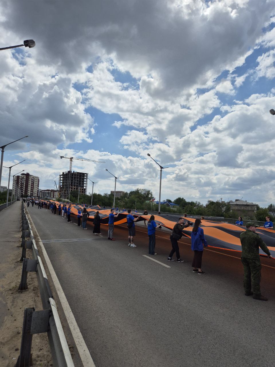 В День Республики на эстакаде в Луганске торжественно развернули 300-метровую Георгиевскую ленту. В акции приняли участие порядка 400 представителей молодежных организаций столицы ЛНР. Прислать новость Подписаться