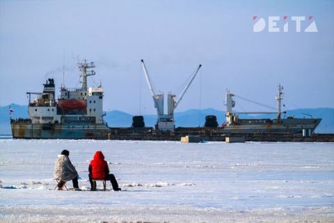 Запрет выхода на лёд во Владивостоке продлён до 30 декабря  Власти Владивостока решили продлить запрет на выход на лёд до 30 декабря. Запрещён доступ к рекам, озёрам и другим водоёмам в Угловом заливе, бухте Песчаной, Мелководной, Новике  бухта Полонка , Воеводы, а также в районе железнодорожных станций Санаторная и Океанская.  До 12 января действует запрет на выход на лёд в открытой части Амурского залива и в бухтах северо-восточной части Уссурийского залива.  Также напоминаем, что выход на лёд будет запрещён во время весеннего таяния льда — с 28 февраля 2025 года.