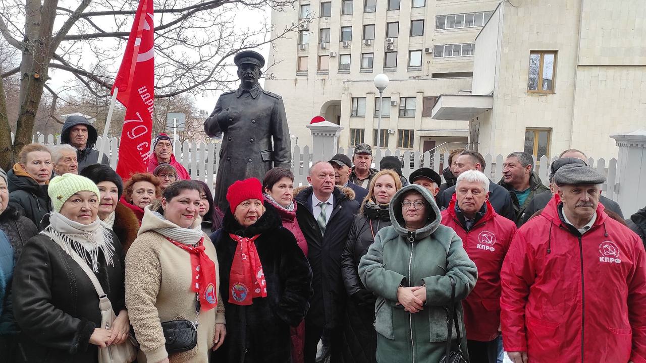 Иосиф Сталин пожаловал в Вологду.   Кто сказал, что чудес не бывает? Вологда, вот, вовсю наглядно опровергает мнение скептиков.   Сегодня торжественно открыли памятник вождю мирового пролетариата и отцу всех народов товарищу Сталину. В самом сердце белокаменной столицы. Памятник, конечно, больше напоминает малую архитектурную форму, чем глобальный монумент, но дело не в этом. Дело в принципе. На мероприятии было весело. Открывал новую веху в истории Вологодской области губернатор Георгий Филимонов. Следом выступали известные представители оппозиции.   Множество камней летало по огородам во время планирования установки памятника весьма спорному и неоднозначному историческому персонажу. Иосиф Сталин - это победа во Второй Мировой войне, это индустриализация и архитектура, это новые технологии и трепет капитализма. Но это же эпоха раскулачивания, репрессий и жестокое истребление инакомыслия. Люди гибли при всех достижениях социализма.   Чудо чудесное. В едином порыве сплотились региональные власти и коммунисты. Рады все. Инициатива и поддержка губернатора, ликование оппозиции.   Слово сказал лидер областной КПРФ, член регионального парламента Александр Морозов. Нет, слов благодарности действующей власти, он не произнес. Считается, что увековечить Иосифа Сталина - само собой разумное деяние.   Фотографирование всем стадом на фоне нового памятника ушедшей эпохи СССР, бесспорно, лишнее доказательство влияния коммунистов на Вологодской земле. По крайне мере, именно такой посыл обозначали участники КПРФ на мероприятии.   Единственный вопрос. Что мешало членам КПРФ самим проявить инициативу и сделать памятник за свой счет? Ведь, на расчетном счету регионального отделения КПРФ без дела пылятся более 25 миллионов рублей.