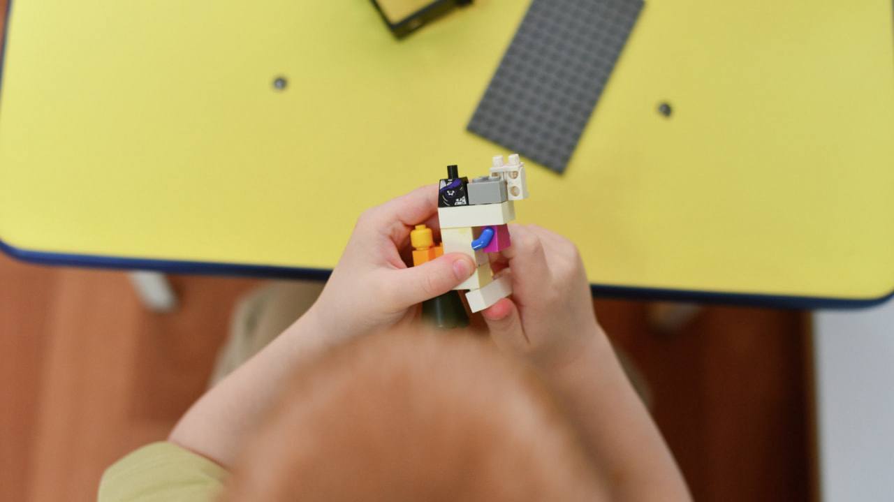 Сразу деньги нашлись опечатанный детсад скоро откроют После закрытия детского сада на Панфиловцев который был опечатан судебными приставами из за нарушений пожарной безопасности все дошкольники были распределены в другие учреждения Родители рассказали как прошла адаптация малышей в новых условиях и когда они смогут вернуться в родной детский сад Прочитать статью полностью Подписаться на DVHAB   Написать в DVHAB