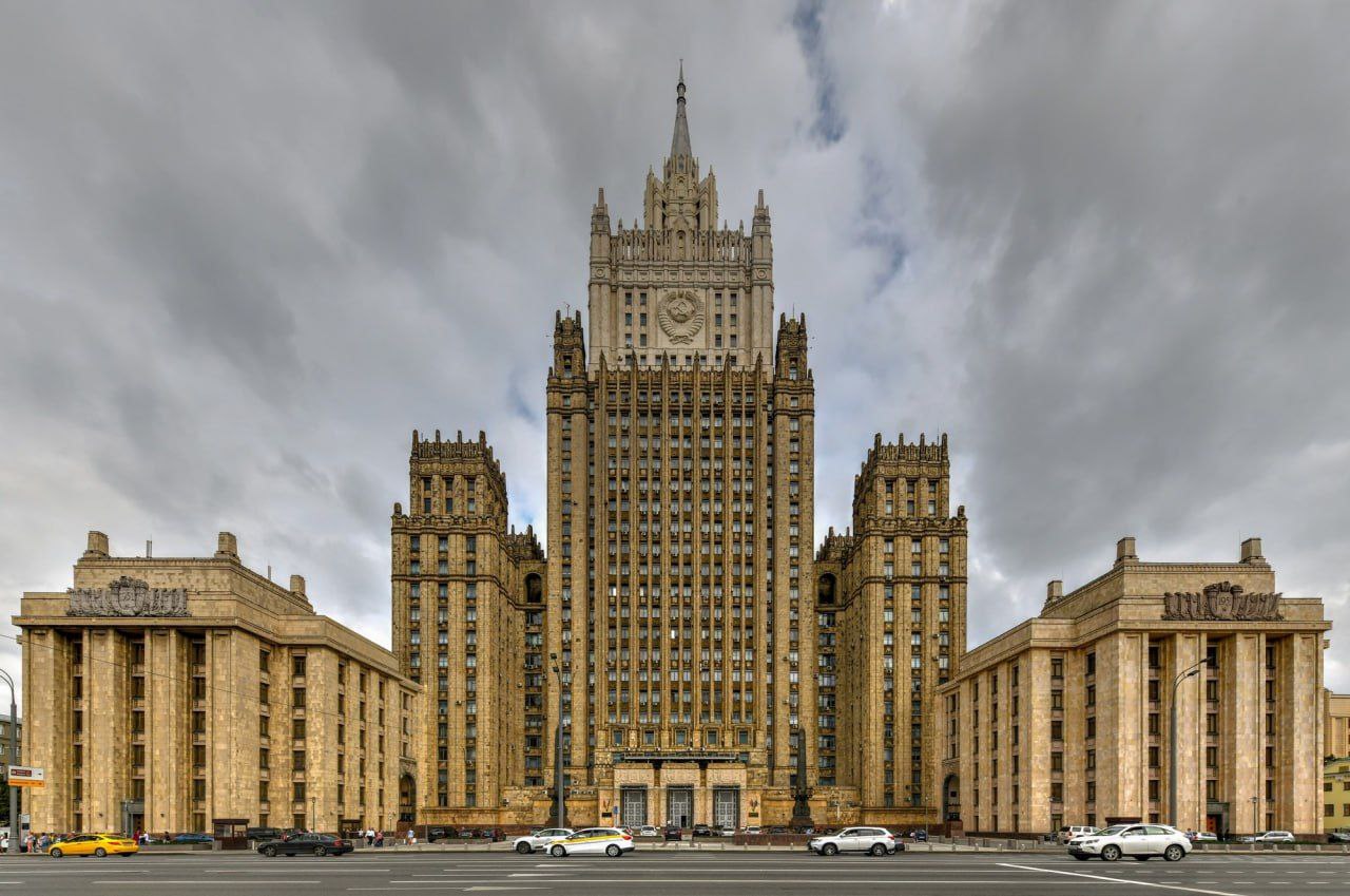 Россия ввела санкции против Великобритании РФ ввела санкции против ряда представителей политического истеблишмента Великобритании в ответ на конфронтационный курс Лондона заявили в МИД В Лондоне не оставляют надежд с помощью подконтрольного киевского режима все же нанести нашей стране стратегическое поражение Дабы продлить жизнь терпящему одно поражение за другим украинскому проекту в минувшие дни в ход пущены обкатанные британцами инструменты манипуляции сознанием очередной виток антироссийской шпиономании фантазии о якобы нависшей над Европой военной угрозе заявили в МИД РФ