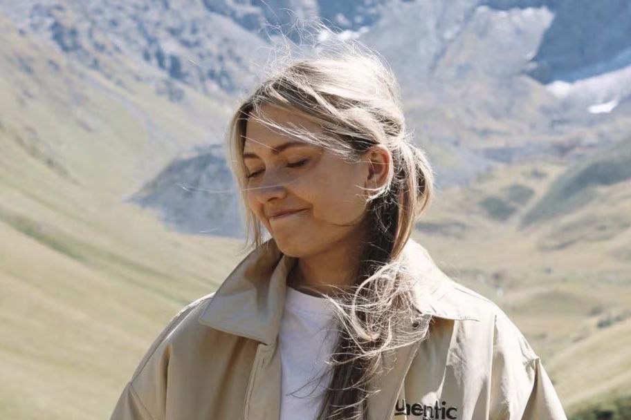 Журналистку Дождя Валерию Кичигину преследуют по статье о военных фейках за пост о российско грузинской войне 2008 года Это первый подобный случай Таганский районный суд Москвы начал рассмотрение уголовного дела по статье о распространении заведомо ложных сведений о ВС РФ ст 207 3 УК в отношении редактора телеканала Дождь Валерии Кичигиной Как сообщают коллеги журналистки Кичигину преследуют за пост о российско грузинской войне 2008 года Вменяемую публикацию Кичигина разместила в Instagram ещё в августе 2023 года Сегодня годовщина с начала пятидневной войны в Грузии В ночь с 7 на 8 августа российские войска вторглись в страну и бомбили мирные города Уже 15 лет 20 Грузии оккупированы Россией написала журналистка Ещё один эпизод дела репост публикации журналиста Дмитрия Колезева о резне в Буче Само дело возбудили в 2024 году По данным Дождя это первый случай преследования по статье 207 3 УК за публикацию о российско грузинском конфликте До этого уголовные дела по этой статье возбуждали исключительно за критику полномасштабного вторжения в Украину Фото из соцсетей Подписаться Связаться Поддержать Patreon Boosty