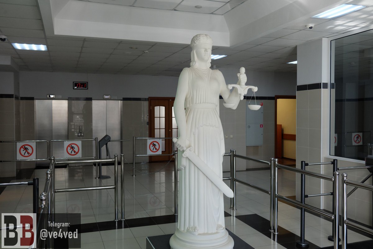 Шесть лет колонии строгого режима получил житель Свердловской области за комментарий молодец пацан Комментарий был оставлен под новостью в сообществе Екатеринбург Новости в соцсети Вконтакте 26 сентября 2022 года Жителю Нижних Серёг Павлу Яковлеву вменили оправдание терроризма часть 2 статьи 205 2 УК поскольку событие описанное в новости впоследствии квалифицировали как теракт это была стрельба по военкому Усть Илимска совершённая Русланом Зининым В январе 2025 года в отношении Яковлева возбудили уголовное дело за этот комментарий а 5 февраля 2025 года его задержали Адвокат просил оправдать Павла Яковлева По словам защитника Яковлев якобы не хотел одобрять стрельбу в военкомате а желал лишь положительно отметить факт визита молодого человека в военкомат и желание отправиться на срочную службу Во время допроса в августе 2025 года Яковлев изложил несколько иную версию заявив что он лишь хотел похвалить физические способности Зинина но никак не стрельбу в военкомате сообщает Public Press Гособвинение просило для 52 летнего Яковлева 6 5 лет колонии при максимуме по вменённой статье 7 лет и запрет на 4 года администрировать интернет ресурсы припоминая в частности то что Яковлев был судим за убийство и умышленное причинение вреда здоровью а также то что он написал комментарий в период частичной мобилизации Судья Центрального окружного военного суда Сергей Рассоха приговорил Яковлева к 6 годам колонии и 3 годам запрета администрировать сайты пишет Public Press Самому Зинину напомним приговор вынесли в 2024 году назначив 19 лет колонии строгого режима Телеграм канал ve4ved Поддержать Подписаться Прислать новость 18