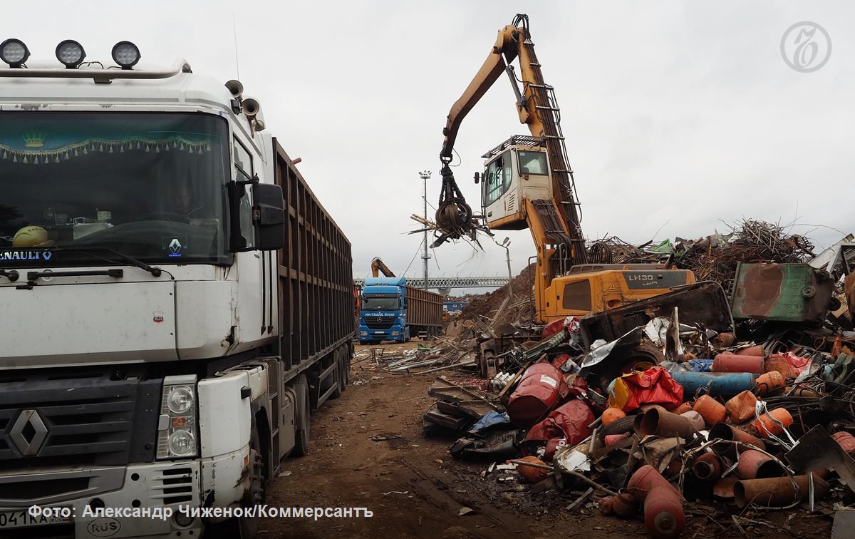 Всплеск интереса металлургов к закупкам лома вызвал в ноябре рост стоимости сырья основные потребители подняли цены на 1 тыс руб за тонну Аналитики фиксируют дефицит лома в некоторых регионах из за невозможности быстро удовлетворить выросший спрос но сами участники рынка не ждут что рост потребления продлится долго Ежегодно в России добывается около 21 29 млн тонн металлолома Металлурги в лучшие годы потребляли примерно 25 млн тонн но на 2025 2026 годы спрос оценивается в 14 млн тонн в год Ъузнал