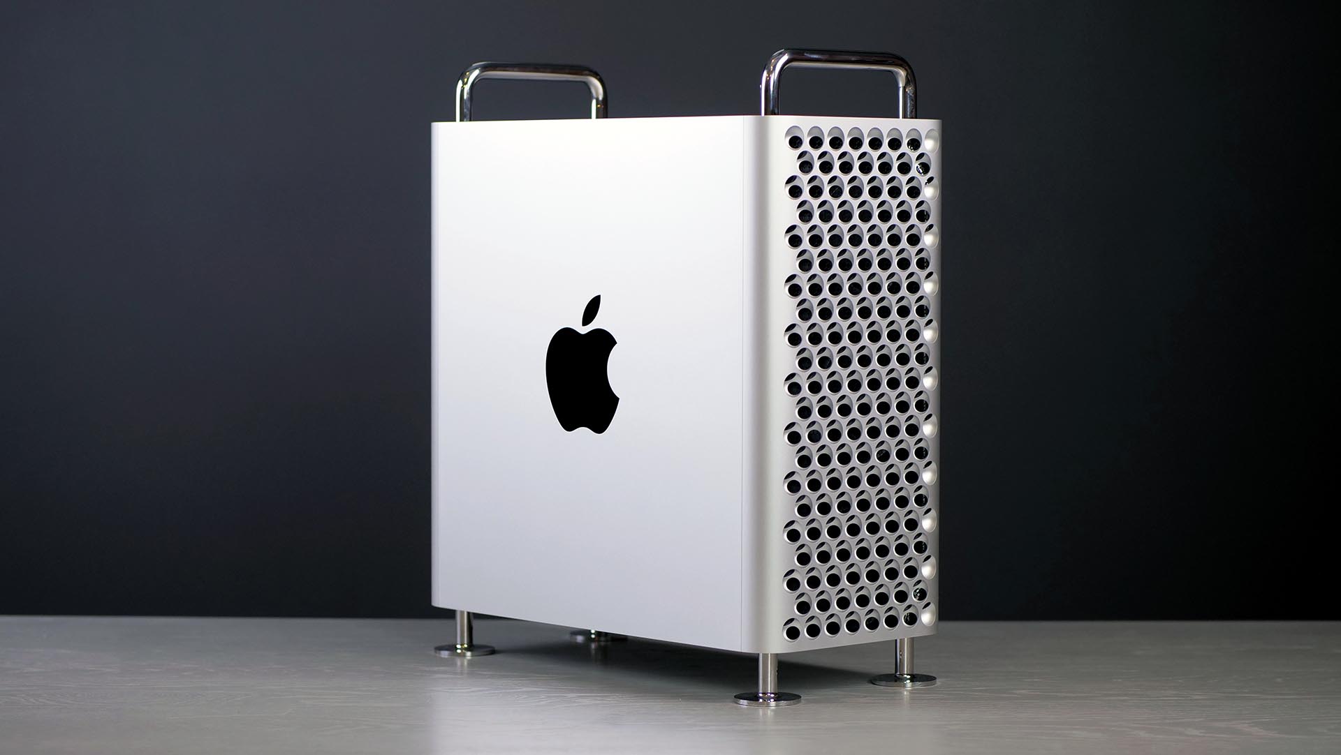 Bloomberg Apple отложила Mac Pro в долгий ящик Компания отменила разработку Mac Pro и чипа M4 Ultra для него сосредоточившись на M5 Ultra Однако его получит только Mac Studio который в Apple расценивают как единственного кандидата на роль настольного ПК для профессионалов пишет журналист издания Марк Гурман Примерно до 2013 года Mac Pro был одним из самых ходовых устройств компании что поменялось с релизом модели в известном цилиндрическом дизайне Только ленивый не покритиковал внешний вид ПК однако это было не главной его проблемой корпус не позволял модернизировать компьютер так как это грозило гарантированным перегревом В 2019 году Mac Pro вышел в современном алюминиевом корпусе на колёсиках а в 2023 году он получил новый чип M2 Ultra Видимо к тому времени потребности людей настолько изменились что вышедший годом позже Mac Studio M3 Ultra затмил большой стационарный мак Гурман говорит что обновления Mac Pro в следующем году не готовится Изжил ли себя такой дизайн или же это запланированный ход Apple покажет время Автор Матвей Филькин
