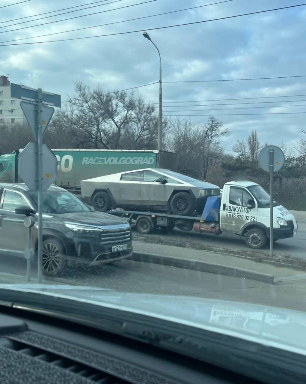 Эвакуатор с осетинскими номерами и Tesla Cybertruck на платформе был замечен утром 8 декабря в Советском районе Волгограда, сообщает издание v1.ru, которому удалось связаться с перевозчиком.  Оказалось, что эвакуатор с «киберзверем», доставленным из США, следовал в автосалон Москвы. Перевозчик также отметил, что электрокар стоит порядка 70 млн рублей, хотя на том же Авто.ру его можно купить почти в два, а то и в четыре раза дешевле - за 18-44 млн рублей.    «Её [Tesla] везде снимают на видео. Lamborghini так не снимают, как Tesla», - добавил собеседник издания.  Напомним, в августе этого года Tesla Cybertruck похвастался глава Чечни Рамзан Кадыров. Он заявил, что иномарку ему подарил Илон Маск, руководитель компании Tesla. Вскоре слова «русского генерала» опроверг сам миллиардер.  В сентябре Кадыров пожаловался, что Маск удалённо отключил электропикап, из-за чего его пришлось отбуксировать из зоны СВО. И только в декабре во время прямой линии лидер Чечни признался, что история с дорогим подарком Маска была шуткой.  Фото и видео: волгоградский Telegram-канал «Гоночный город».