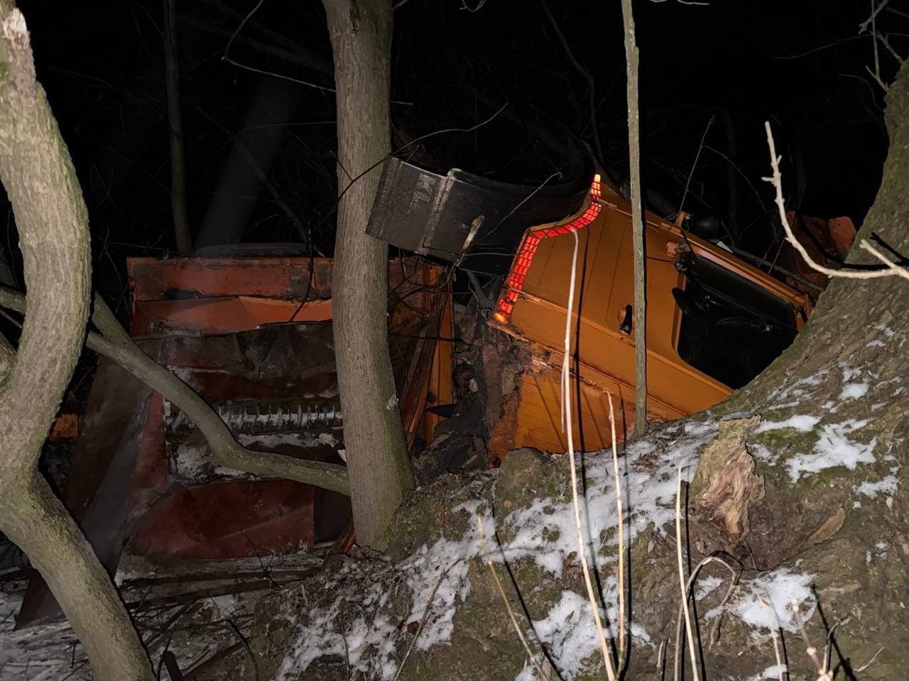 В Оргеевском районе спецмашина дорожной службы занимавшаяся обработкой трассы вылетела в кювет из за сильного гололеда В результате аварии двое сотрудников дорожной службы получили травмы их доставили в больницу Полиция выясняет все обстоятельства инцидента и в очередной раз призывает водителей к предельной осторожности на скользкой дороге