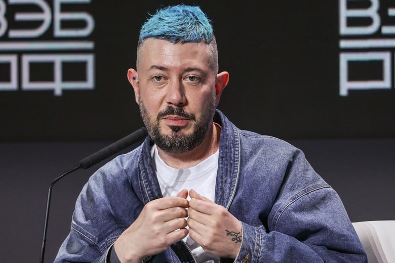 Артемий Лебедев предложил перекрасить Московский Кремль в белый цвет По словам блогера такой шаг вернёт зданию первозданный вид и сделает его более эффектным Это надо сделать обязательно Потому что исторически он был белый Это гораздо красивее чем красный сказал дизайнер на видео опубликованном в соцсети ВКонтакте Лебедев привёл в пример аналогичные сооружения в других российских городах стены которых часто выполнены в белом цвете Подписаться на Говорит Москва Telegram VK MAX