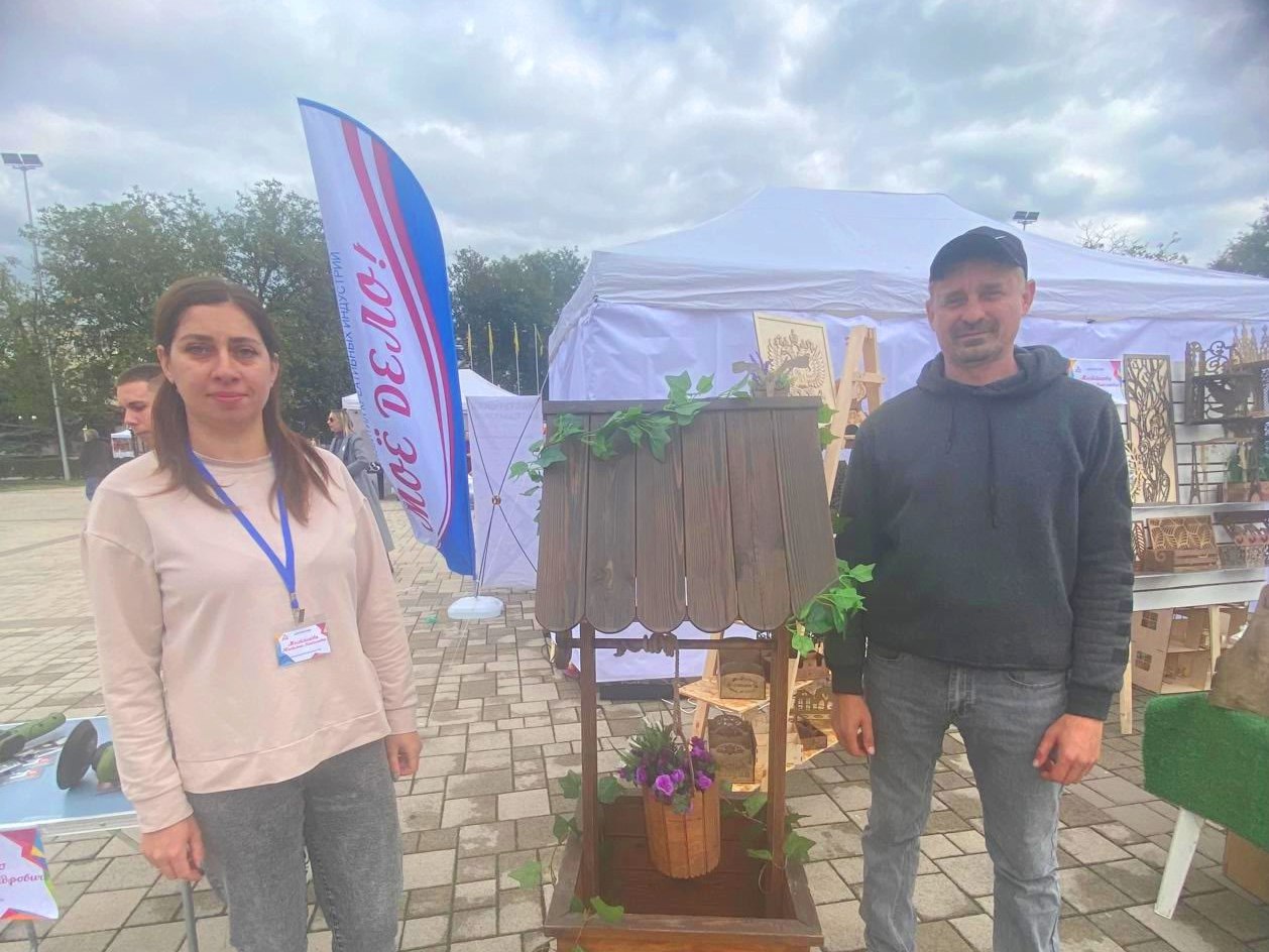 Бизнес пара из Новоселицкого округа стала победителем фестиваля На Ставрополье прошёл II Открытый фестиваль развития креативных индустрий Моё дело Он собрал представителей различных направлений творчества и предпринимательства Среди участников были люди реализовавшие собственные проекты благодаря социальному контракту и государственной поддержке Новоселицкий округ представили супруги Местяшовы которые продемонстрировали уникальные изделия собственного производства Их экспонаты привлекли внимание как зрителей так и членов жюри Благодаря продуманному оформлению стендов и высокому качеству продукции семейство Местяшовых завоевало первое место в номинации Дом Креатива Участие в фестивале позволило семье Местяшовых расширить круг профессиональных контактов привлечь новых заказчиков и обменяться опытом с коллегами Информация и фото пресс служба АНМО