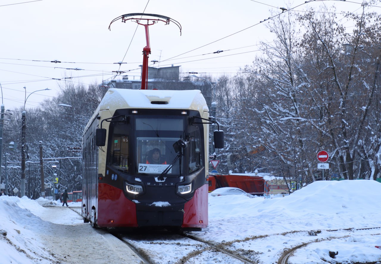 Реконструкция трамвайных путей на разворотном кольце в Лапшихе начнется с 1 февраля Подрядчик планирует выполнить полный комплекс работ по замене рельсового полотна и контактной сети В связи с началом работ будут введены изменения на ряде маршрутов  Трамваи 18 будут курсировать по схеме Трамвайное депо 1 ул Ошарская ул Белинского ул Пушкина ул Бекетова ул Кузнечихинская Трамвайное депо 1 Трамваи по маршруту 27 будут курсировать по схеме Московский вокзал ул Маслякова Движение по маршруту 19 Трамвайное депо 1 Мыза временно приостанавливается Завершить основные строительно монтажные работы на разворотном кольце планируется во втором квартале текущего года Напомним что работы ведутся ООО Экологические проекты дочерняя организация Корпорации развития Нижегородской области в рамках концессионного соглашения по модернизации электротранспорта в Нижнем Новгороде