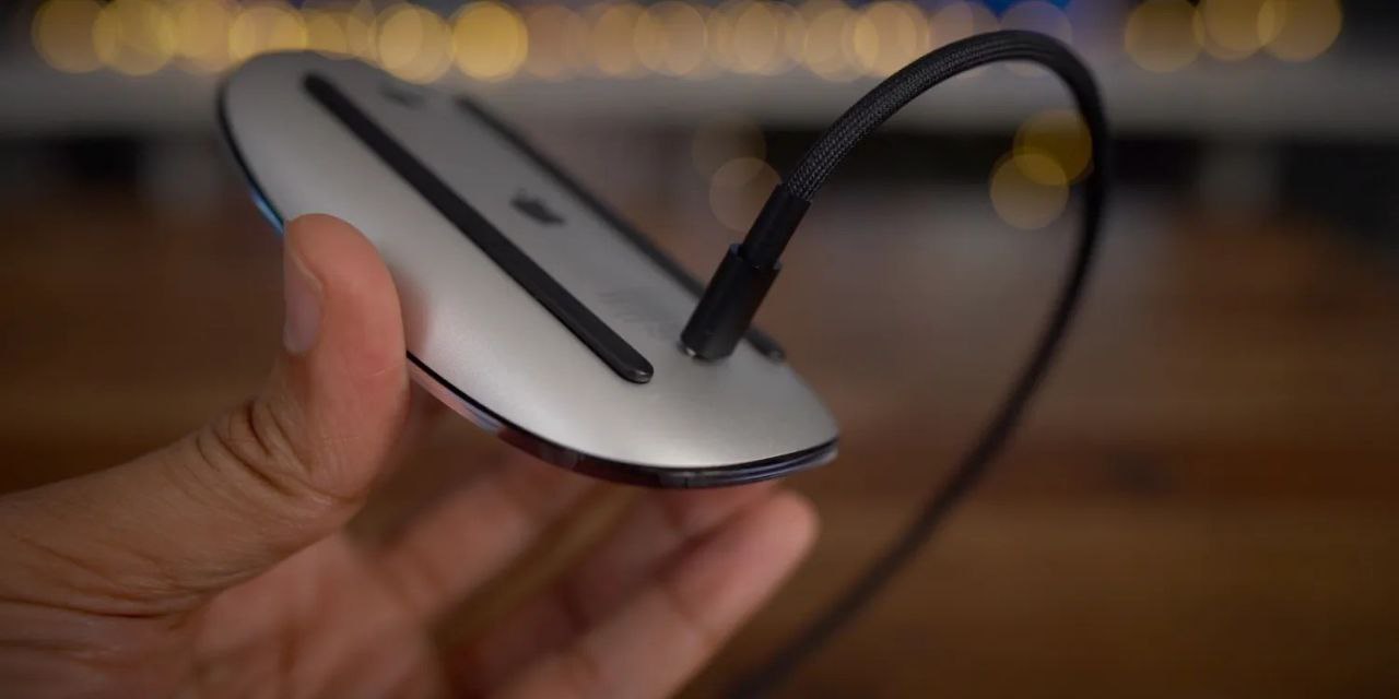 Apple готовит новый Magic Mouse: всё, что известно на данный момент  Впервые с 2009 года Apple полностью переработает Magic Mouse. Основным изменением станет перемещение порта зарядки с нижней части устройства, что устранит давнюю проблему, делавшую мышь непригодной для использования во время зарядки.  Кроме того, улучшат эргономику устройства, чтобы оно лучше соответствовало современным требованиям пользователей. Пока что мышь на ранних стадиях разработки и до релиза ждать минимум год.