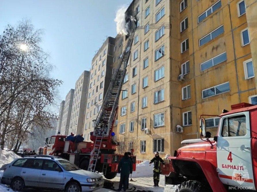 Пожар в квартире девятиэтажки в Барнауле унес жизни двух человек  В Барнауле днем 18 февраля произошел пожар в квартире девятиэтажки на улице Шукшина, 5. По данным ГУ МЧС по Алтайскому краю, в результате ЧП есть погибшие.  Возгорание случилось в квартире на восьмом этаже. Огонь охватил площадь около 40 кв. метров. Пламя вырывалось из окон жилья, в подъезде наблюдалось слабое задымление.  "На месте происшествия обнаружены тела двух погибших. Причина происшествия устанавливается, наиболее вероятная – короткое замыкание электропроводки", – уточнили в МЧС.  ТОЛК