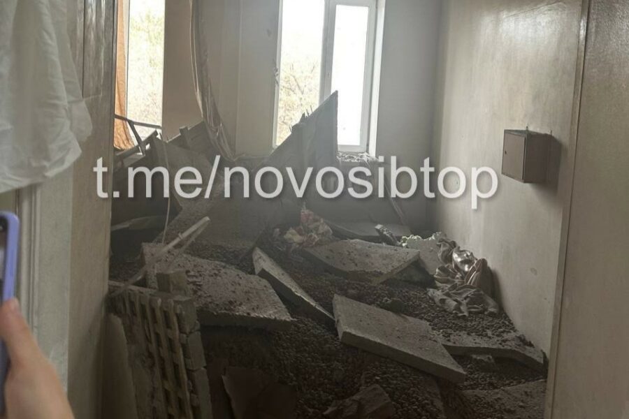 В детской больнице в Новосибирске рухнул потолок В Новосибирске в городской детской больнице 1 на улице Вертковская рухнул потолок в одной из палат Информацию об этом подтвердили в региональном Минздраве По данным ведомства утром 23 октября в одной из палат больницы 1 обнаружили трещину в потолке Персонал быстро перевёл детей из этого крыла в другие части здания Никто не пострадал Сейчас специалисты технического контроля проверяют состояние конструкций корпуса Из отделения эвакуировано 46 детей Подробнее читайте по ссылке INFOPRO54 Источник фото Новосибирск с огоньком в Телеграм