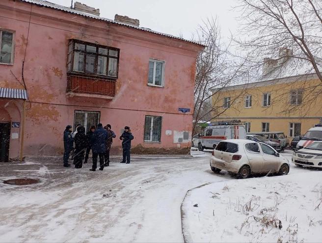 В Красноярске ввели режим угрозы ЧС в доме 77 на улице Спартаковцев Это сделали после того как в двухэтажном здании обрушилось чердачное перекрытие По данным прокуратуры сотрудники проводят поквартирный обход и предлагают жильцам временно переехать в помещения маневренного фонда В ближайшее время власти должны найти подрядчика который оценит степень повреждения в здании После этого станет ясно нужно ли расселять дом или его ещё можно отремонтировать Инцидент произошел 2 декабря когда подрядчик ООО АСТ менял шифер В момент работ перекрытие рухнуло Жители дома не пострадали однако один рабочий упал вместе с кровлей красноярск kras 24