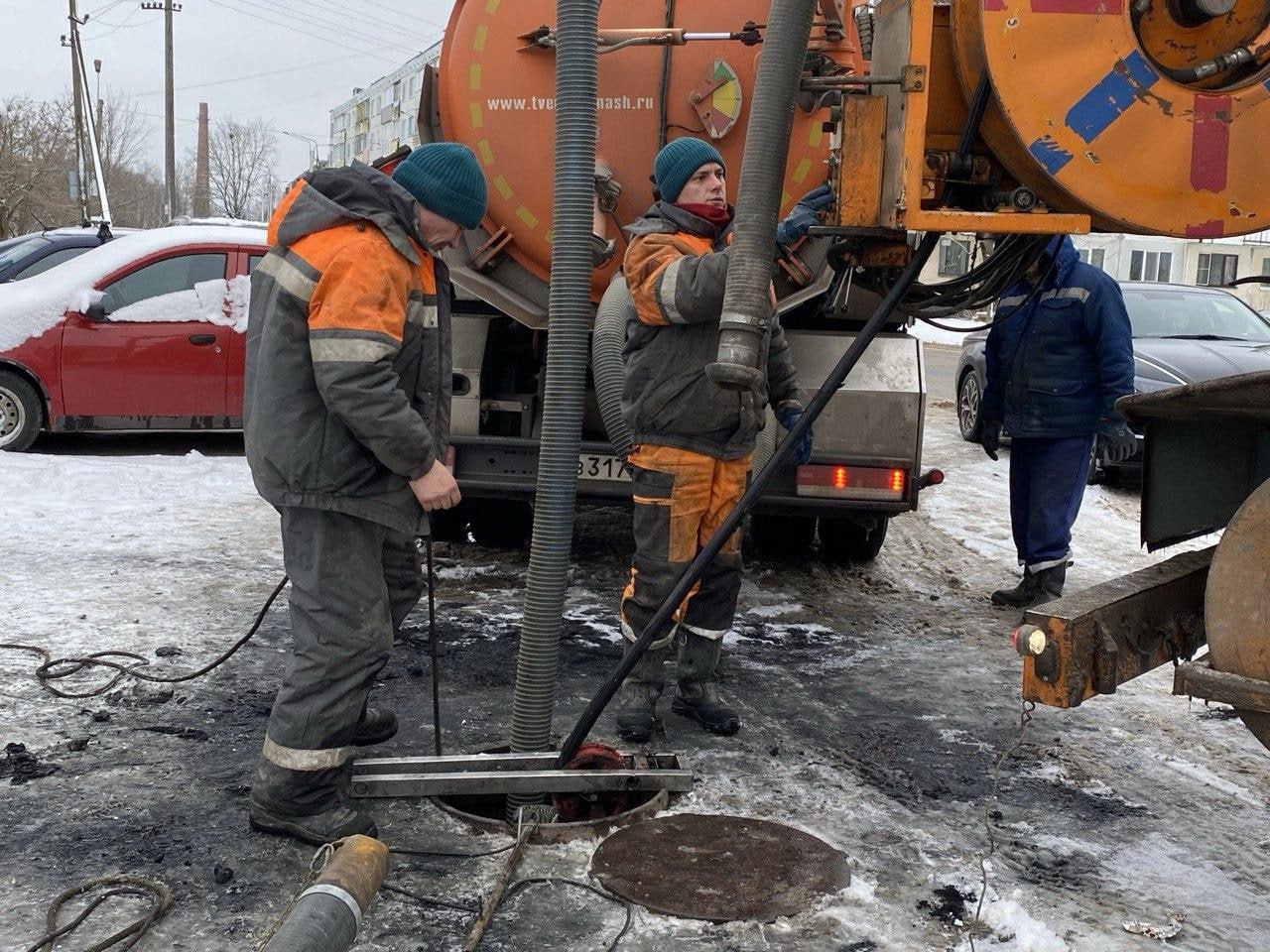 В Писковичах жители двух домов пока что остаются без воды  В ЖК «Видный» уже с утра вернулась вода. А вот в домах №13 и 14 подача воды в систему центрального водоснабжения на данный момент отключена, время включения будет известно по окончанию работ.  Отмечается, что устранение засора близится к завершению.     СОСЕДИ60        ДАТЬ БУСТ      Отправить нам новость