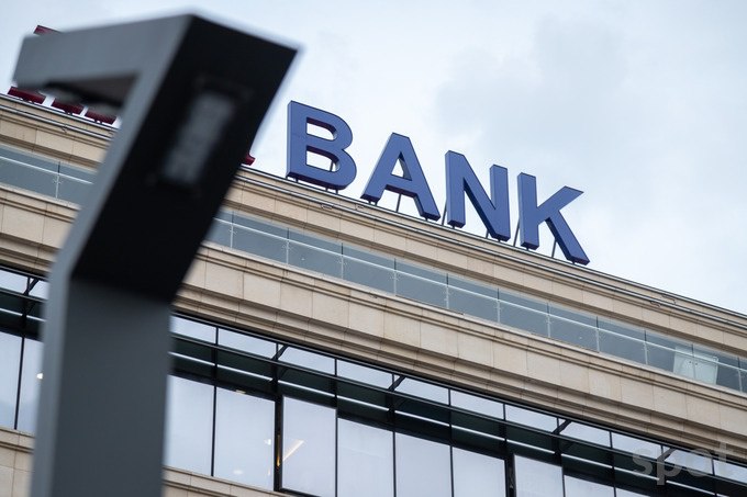 С 2026 года банки должны выдавать чек лист рисков при оформлении кредита Вводится практика предоставления заемщикам чек листа с указанием рисков связанных с финансовыми обязательствами Также банки должны утверждать и публиковать порядок реструктуризации займа при финансовых трудностях клиента Кроме того банкам запретят проставлять по умолчанию галочки согласия на выдачу кредита в приложениях побуждать заемщиков брать кредит на сумму больше чем в заявке требовать взыскания платежей раньше срока согласно договору или графику возврата кредита Поправки вступят в силу с 29 января 2026 года   www spot uz ru 2025 10 29 loan checks Telegram Instagram YouTube