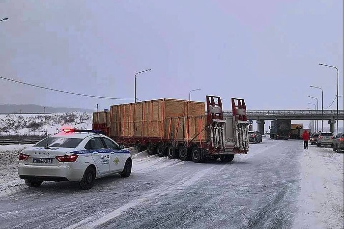 Фуры заблокировали движение по свердловской трассе В Свердловской области на 186 м километре трассы М 5 Урал две попавшие в ДТП фуры перегородили дорогу и заблокировали движение в сторону Екатеринбурга Водители двух грузовых автомобилей КАМАЗ выбрали небезопасную для дорожных условий скорость не справились с управлением вследствие чего оба транспортных средства развернуло на проезжей части что привело к перекрытию дорожного полотна сообщили в ГИБДД Пострадавших в аварии нет Столкновения удалось избежать Движение регулируют инспекторы ДПС Объехать участок можно через село Патруши Напомним что синоптики заранее предупреждали о сильных снегопадах на Урале UPD движение на участке восстановлено uralweb ru