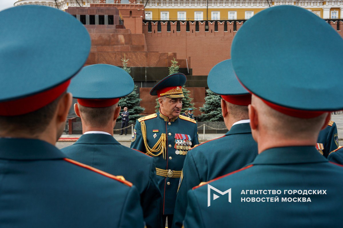 Торжественный выпуск курсантов, студентов, слушателей и кадетов вузов МЧС России прошел на Красной площади. «Москва»