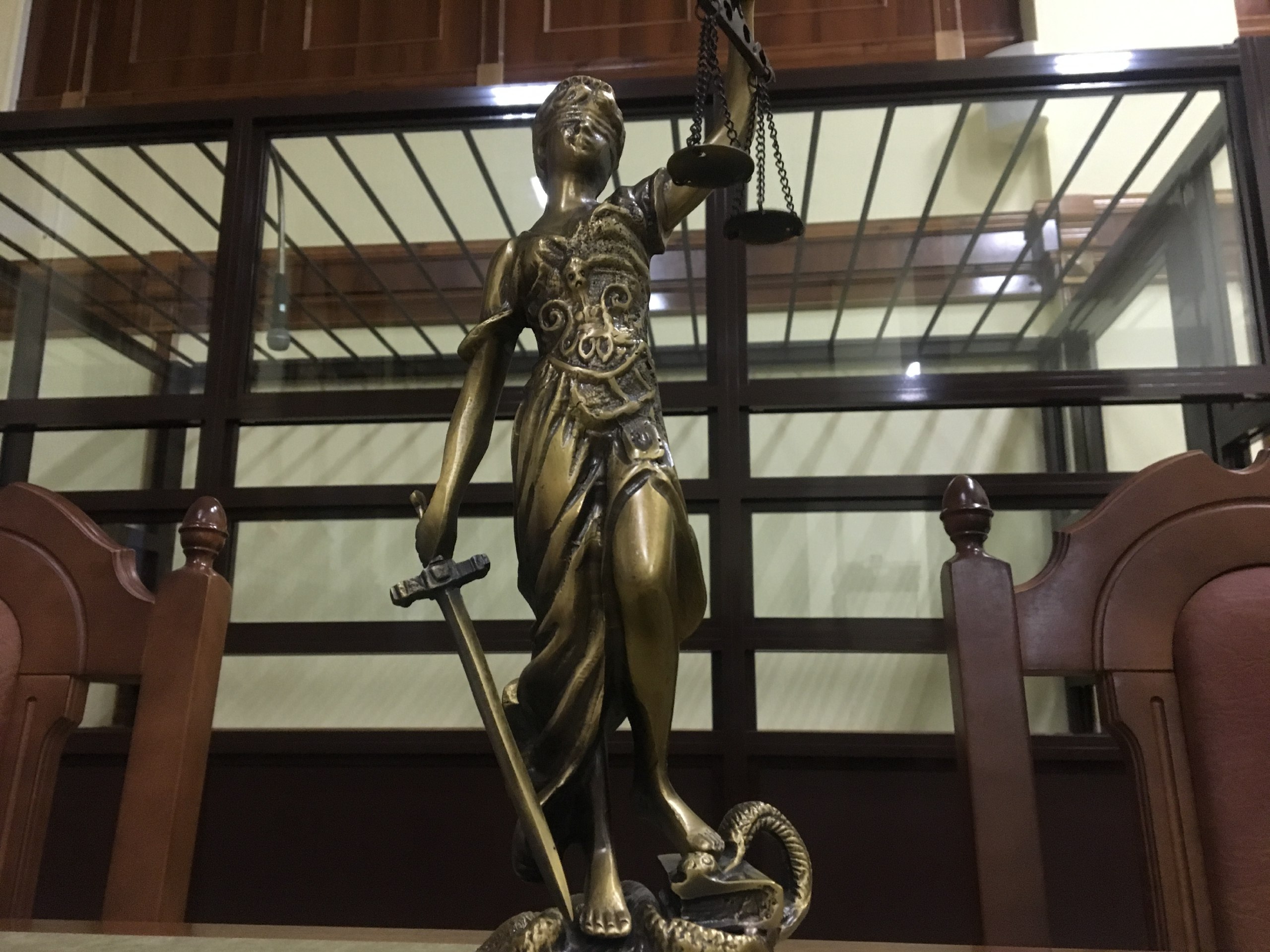 Суд в Иванове обратил в доход государства активы фактического руководителя регоператора по обращению с ТКО Прокуратура Ивановской области добилась обращения в доход государства более 5 6 миллиарда рублей полученных руководителем регионального оператора по ТКО за незаконную деятельность В период с 2021 по 2025 год Владимир Ярченков организовал вывод средств через аффилированные организации При этом руководителями более 15 компаний формально являлась супруга предпринимателя Он также передал взятку в 3 миллиона рублей руководителю департамента ЖКХ Общие доходы за годы составили около 2 6 миллиарда рублей а имущество и доли примерно 3 миллиарда рублей несмотря на тарифные ограничения При этом согласно условиям тарифного регулирования прибыль от деятельности регионального оператора за это время не должна была превысить 100 миллионов рублей Суд удовлетворил иск о взыскании незаконных средств и объектов недвижимости Ведутся суды по делу о взятке и незаконном вознаграждении