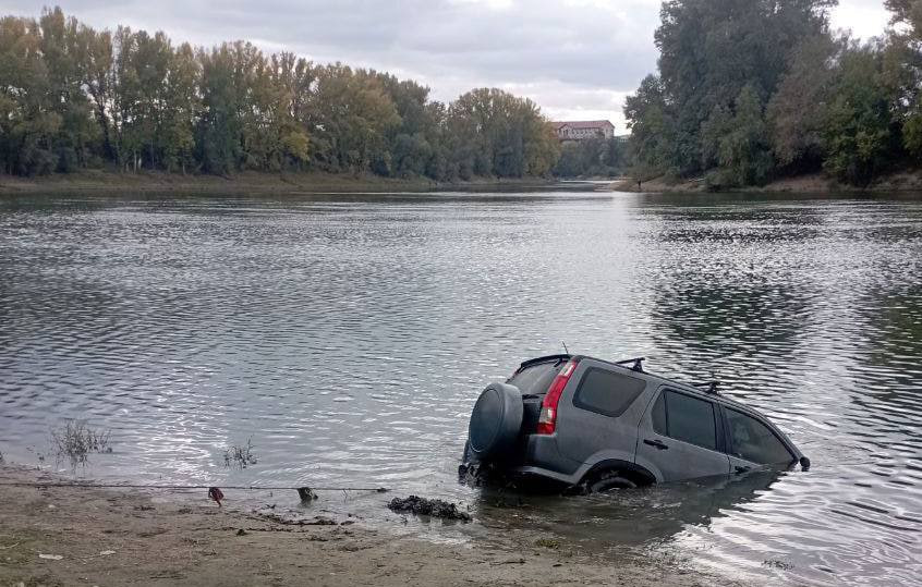 В районе села Парканы на левом берегу Днестра из реки вытянули автомобиль, в салоне которого находились бездыханные тела двух братьев - местных жителей. Они несколько дней были в розыске в связи с пропажей.