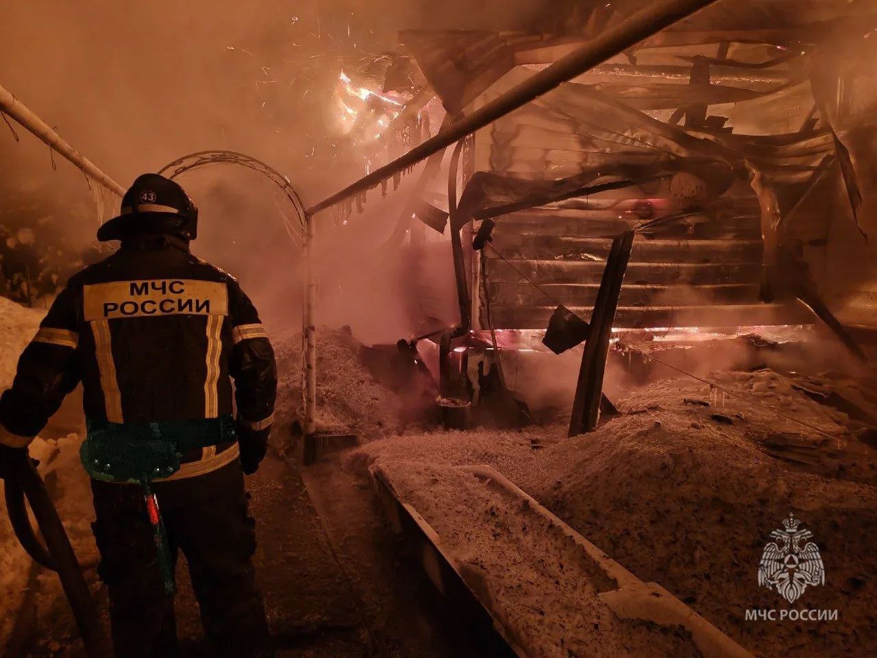 Один человек пострадал в результате пожара в Свечинском районе ЧП произошло в д Рыбаковщина Загорелись частный жилой дом и хозпостройки Предварительно причина пожара короткое замыкание электропроводки По той же причине накануне загорелся частный жилой дом в п Безбожник Мурашинском районе Люди не пострадали