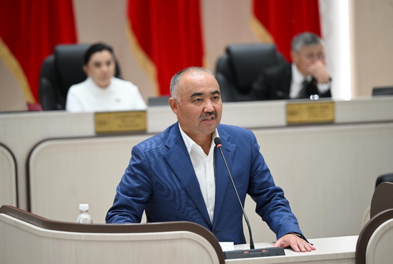 Спикер парламента Кыргызстана сложил полномочия Нурланбек Тургунбек уулу 12 февраля заявил о добровольном уходе с должности Подробнее   Спикер Жогорку Кенеша парламент Кыргызстана Нурланбек Тургунбек уулу 12 февраля заявил о добровольном уходе с должности Тургунбек уулу объявил о своем решении на заседании парламента Он напомнил что занял пост спикера в 2022 году Я хочу отметить что я никогда не работал на одного или двух людей я всегда работал в интересах страны кыргызского народа Все это время я вносил свой вклад в то чтобы в стране принимались важные и нужные решения Я никуда не ухожу буду работать в качестве депутата Мы должны научиться работать без интриг для сохранения политической стабильности сказал Тургунбек уулу Предположения о его возможной отставке появились 10 февраля Это произошло после увольнения Камчыбека Ташиева с должности вице премьера и главы Государственного комитета национальной безопасности Пресс служба парламента ранее опровергала информацию о возможном уходе спикера Ранее в Кыргызстане были задержаны трое из 75 человек подписавших обращение с призывом провести досрочные выборы президента Об этом сообщила пресс служба МВД Имена задержанных официально не приводились По данным AKIpress речь идет о координаторе Народного парламента и бывшем руководителе аппарата премьер министра Бекболоте Талгарбекове бывшем после Кыргызстана в Узбекистане Эмилбеке Узакбаеве и бывшем полномочном представителе президента в Жогорку Кенеше Курманбеке Дыйканбаеве Все трое задержаны по статье 278 Уголовного кодекса Кыргызстана Массовые беспорядки В рамках уголовного дела в Следственную службу МВД были доставлены все 75 подписантов обращения Трое помещены в изолятор временного содержания Остальные после допроса были отпущены По местам проживания задержанных прошли обыски Обращение к президенту и спикеру парламента было обнародовано 9 февраля Авторы призвали инициировать досрочные выборы главы государства По их мнению после принятия новой Конституции в 2021 году возникла правовая неопределенность относительно срока полномочий действующего президента избранного по прежним нормам Подписанты считают что досрочные выборы позволили бы избежать споров и двойных трактовок В письме также отмечены достижения действующей власти Среди них решение приграничных вопросов борьба с коррупцией укрепление армии и социальные улучшения При этом авторы указали на рост государственного долга инфляцию и отток населения Под обращением подписались ученые бывшие премьер министры экс депутаты и общественные деятели Отдельные высказывания содержащиеся в данном обращении вызвали широкий общественный резонанс и обострили общественно политическую ситуацию в стране заявили в МВД Будьте в курсе последних новостей с TRT на русском