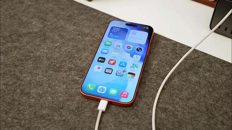 Двухлетний эксперимент с 40 смартфонами развенчал миф о вреде быстрой зарядки Пользователь YouTube под ником HTX провёл крупнейшее на сегодняшний день исследование чтобы ответить на вопрос волнующий миллионы владельцев смартфонов вредит ли аккумулятору быстрая зарядка Эксперимент длился два года и включал 40 телефонов с разной мощностью зарядки от 18 Вт до 120 Вт Основная часть теста охватила 500 полных циклов зарядки и разрядки и показала неожиданный результат разница в деградации батарей составила всего 0 3 между обычной и ультрабыстрой зарядкой Во второй серии эксперимента проверялся щадящий режим когда аккумулятор держат между 30 и 80 заряда Он действительно оказался немного эффективнее батареи деградировали на 2 5 меньше чем при полном заряде до 100 Однако автор пришёл к выводу что такое ограничение не имеет практического смысла ведь выгода слишком мала Итог HTX прост не стоит фанатично следить за процентами или бояться быстрой зарядки Смартфоны сегодня достаточно умны чтобы защищать свои аккумуляторы самостоятельно Используйте устройство так как вам удобно и ресурс батареи вас не подведёт appleinside apple appleinside iphone